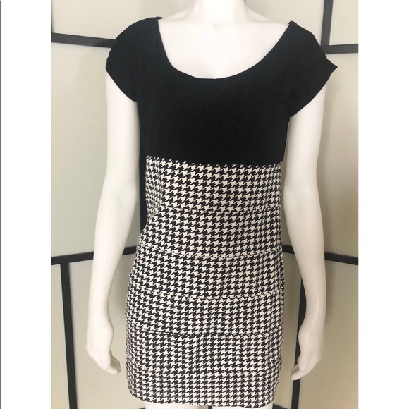 2/$20 π Smart Set β’ Dress β’ sz M - Picture 1 of 4